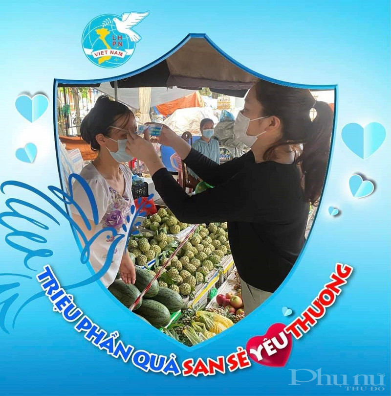 Hội LHPN huyện Đông Anh với hình ảnh trao tặng những khẩu trang cho phụ nữ tại các khu chợ