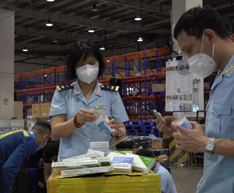 Lực lượng chức năng kiểm tra lô hàng