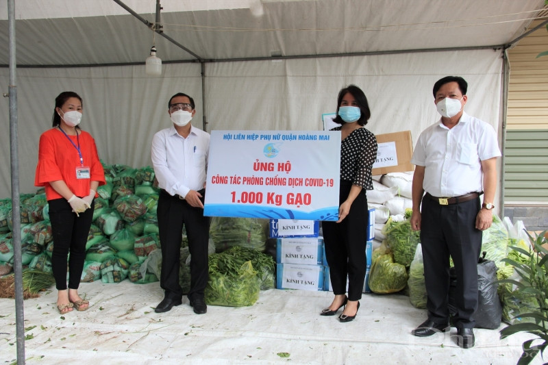 Đồng chí Khương Quốc Hưng - Trưởng ban Dân vận Quận ủy, đồng chí Nguyễn Lệ Hằng - Chủ tịch Hội LHPN quận cùng các đồng chí lãnh đạo, chuyên viên quận Hội trực tiếp tới tặng quà tại ngõ 24 Kim Đồng Đồng chí Khương Quốc Hưng - Trưởng ban Dân vận Quận ủy, đồng chí Nguyễn Lệ Hằng - Chủ tịch Hội LHPN quận cùng các đồng chí lãnh đạo, chuyên viên quận Hội trực tiếp tới tặng quà tại ngõ 24 Kim Đồng