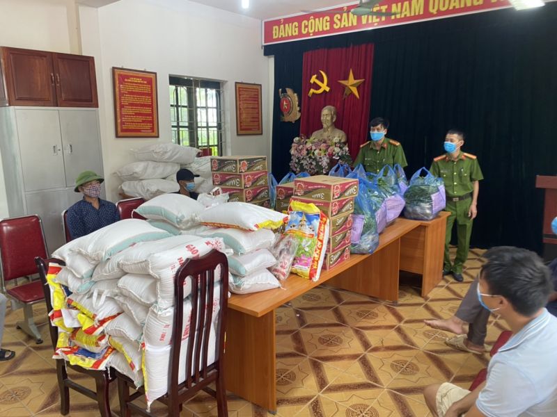 Các nhu yếu phẩm được trao tặng tới đại diện các nhóm thợ