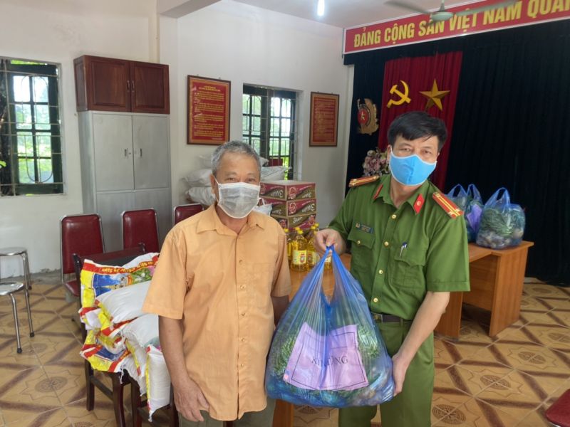 Đại diện các nhóm thợ xây nhận quà tặng hỗ trợ