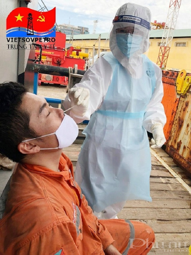 Lấy mẫu test Covid-19 cho cán bộ nhân viên tại cảng Vietsovpetro.
