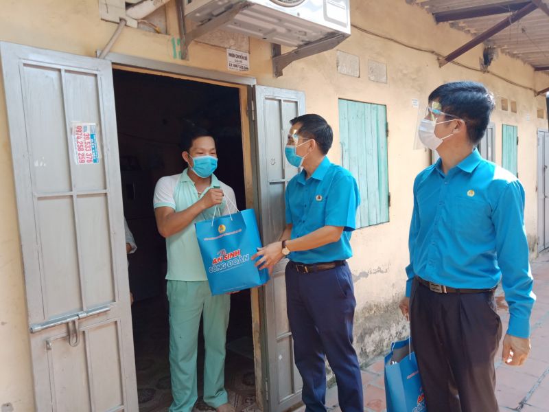Lãnh đạo Liên đoàn Lao động TP tặng túi an sinh Công đoàn cho người lao động tại khu nhà trọ công nhân