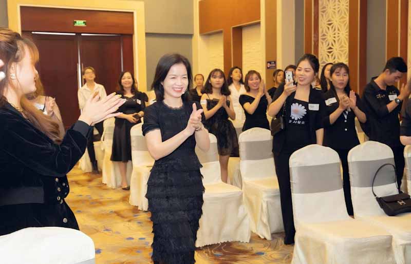 Kỹ năng dẫn dắt câu chuyện hấp dẫn, “đánh” đúng tâm lý khách hàng, cung cấp các thông tin chính xác, chân thực về sản phẩm và đặc biệt là phải khéo léo xử lí các tình huống xảy ra một cách trực tiếp là điều kiện cần có của người livetream bán hàng  online