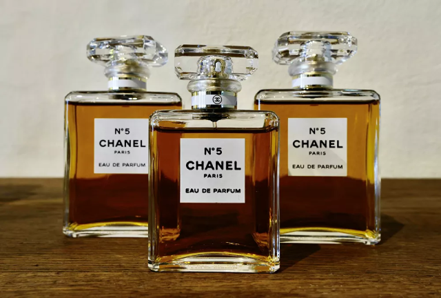 Nước hoa "Chanel Nº5" tròn 100 tuổi: Cách sản xuất loại nước hoa nổi tiếng nhất thế giới - ảnh 10