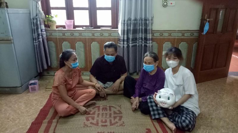 Trước sự chứng kiến của gia đình và Hội LHPN xã, em Thùy Trang “mổ” lợn, lấy tiền quyên góp phòng chống dịch