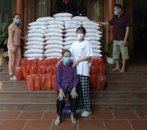 Ngay sau khi quyên góp, Thùy Trang đã cùng Hội LHPN xã đến trao 53 suất quà đầu tiên – là các nhu yếu phẩm, từ số tiền đóng góp của mình, cho các hoàn cảnh khó khăn