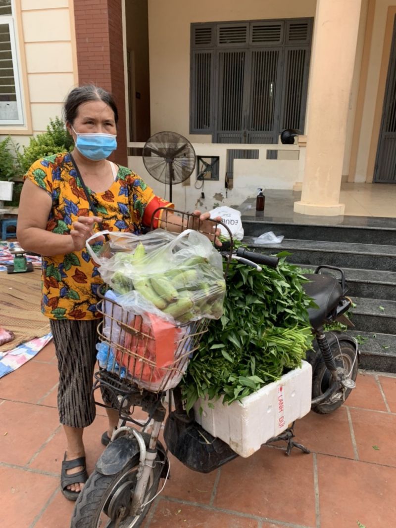 Hội PN xã Liên Ninh đi chợ giúp dân, tặng 400 bó rau muống cho nhân dân thôn Nội Am.