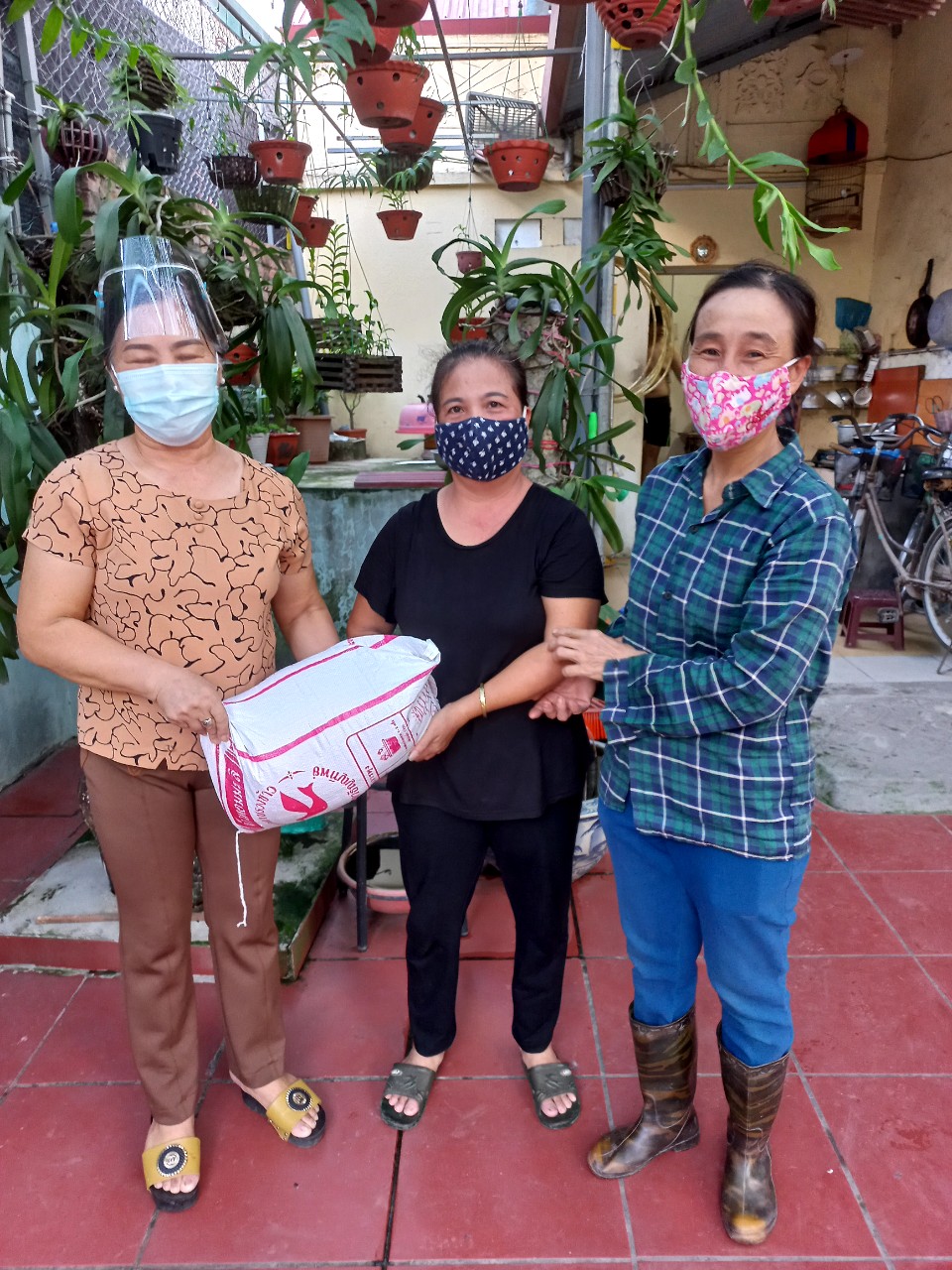 Chị em phụ nữ xã Yên Mỹ tặng gạo cho gia đình khó khăn trên địa bàn