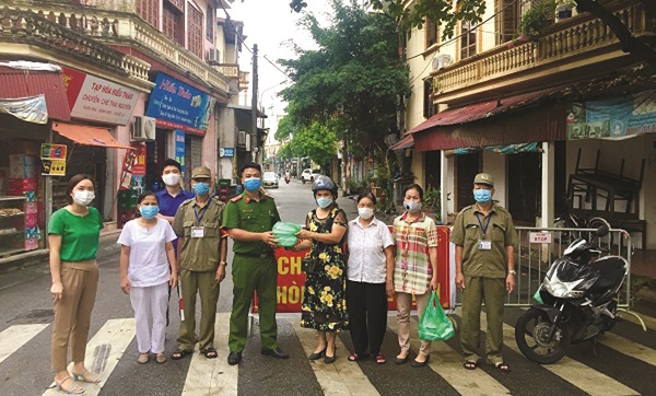 C&aacute;n bộ hội vi&ecirc;n phụ nữ S&agrave;i Đồng tặng suất ăn s&aacute;ng cho lực lượng tham gia chốt kiểm so&aacute;t
