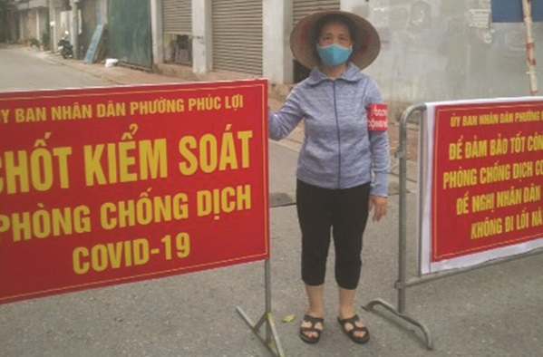 Hội vi&ecirc;n phụ nữ phường Ph&uacute;c Lợi tham gia trực tại chốt kiểm so&aacute;t