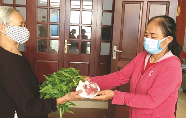 Hội LHPN phường Thạch B&agrave;n với m&ocirc; h&igrave;nh &ldquo;Đi chợ gi&uacute;p nhau&rdquo;