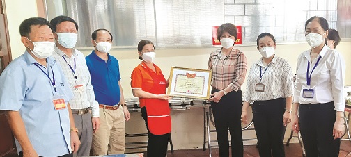 B&agrave; Trịnh Thị Nhanh &ndash; Chi hội ph&oacute; Phụ nữ tổ 29 được nhận Giấy khen của UBND quận Long Bi&ecirc;n trao tặng v&igrave; c&oacute; những việc l&agrave;m thiết thực trong ph&ograve;ng chống dịch