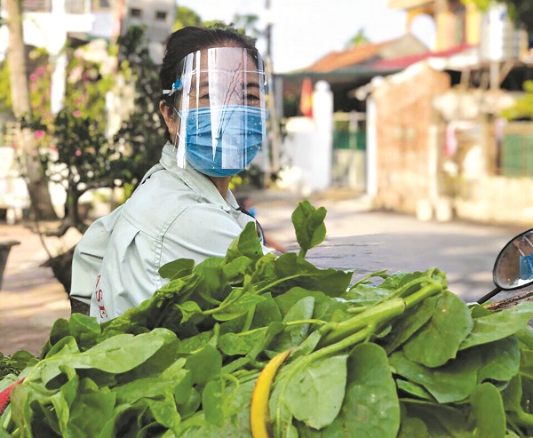 Chị Nguyễn Thị Điều - Chi hội trưởng Phụ nữ th&ocirc;n Giao Tất, x&atilde; Kim Sơn với chiếu xe rau xanh nghĩa t&igrave;nh đến với c&aacute;c hộ d&acirc;n trong th&ocirc;n.