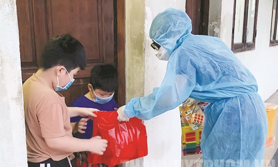 Trẻ em lu&ocirc;n cần được quan t&acirc;m.  Ảnh: Int