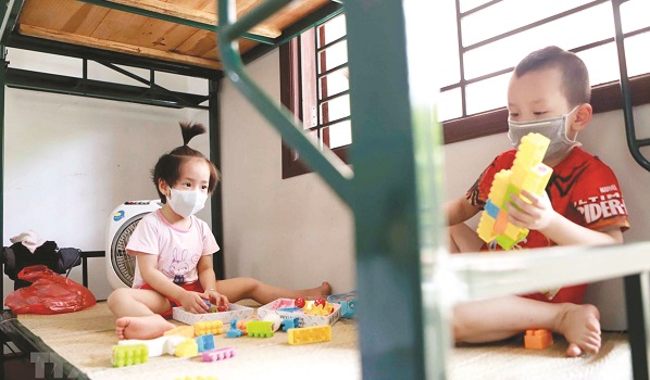 Trẻ em tại khu c&aacute;ch ly. 	Ảnh: Int