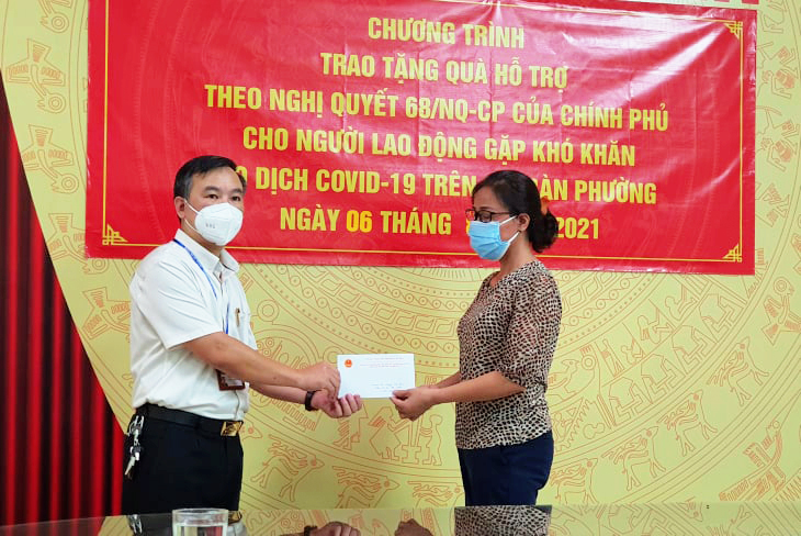 UBND phường Cầu Dền, quận Hai Bà Trưng chi trả kinh phí hỗ trợ cho người dân theo Nghị quyết 68 của Chính phủ