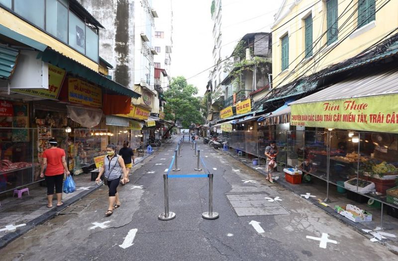 Chợ H&agrave;ng B&egrave;, quận Ho&agrave;n Kiếm thiết lập dải ph&acirc;n c&aacute;ch mềm ở l&ograve;ng đường, lắp đặt v&aacute;ch ngăn tr&ecirc;n vỉa h&egrave;, t&aacute;ch biệt khu vực b&aacute;n h&agrave;ng.