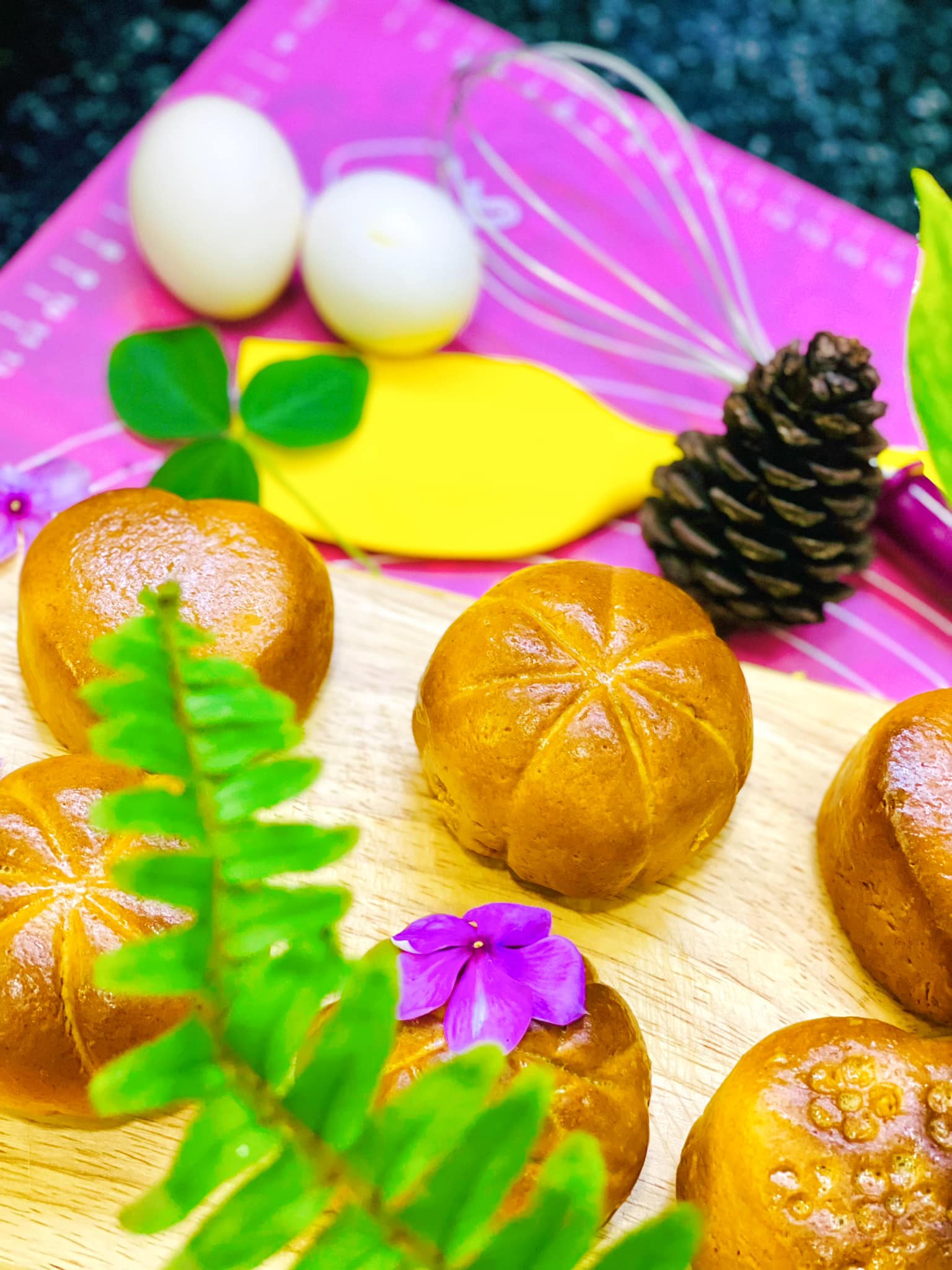 Sản phẩm b&aacute;nh trung thu &ldquo;con nh&agrave; ngh&egrave;o&rdquo; do c&aacute;c b&agrave; mẹ l&agrave;m trong dịp gi&atilde;n c&aacute;ch x&atilde; hội