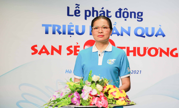 Đồng chí Hà Thị Nga – Ủy viên Trung ương Đảng, Chủ tịch Hội LHPN Việt Nam phát biểu tại lễ phát động chương trình “ Triệu phần quà san sẻ yêu thương”.