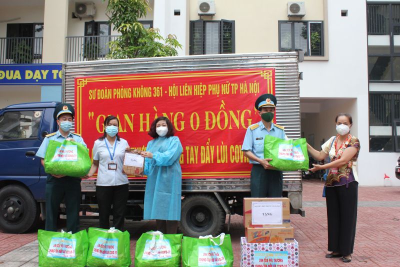 Hội LHPN H&agrave; Nội v&agrave; Sư đo&agrave;n Kh&ocirc;ng qu&acirc;n 361 tặng qu&agrave; cho đại diện UBND phường Văn Miếu