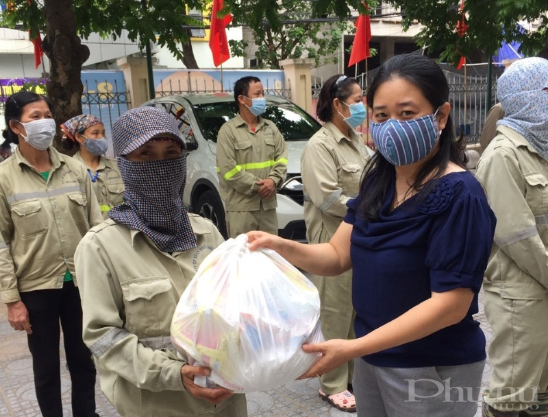Hội LHPN quận Tây Hồ: Trao rặng 207 suất quà cho nữ công nhân môi trường - ảnh 6