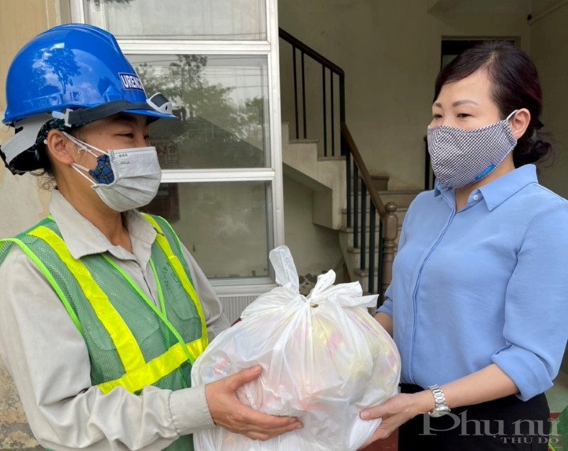Chị Bùi Thị Ngọc Thúy tận tay trao những suất quà nghĩa tình cho các nữ công nhân trên địa bàn quận.