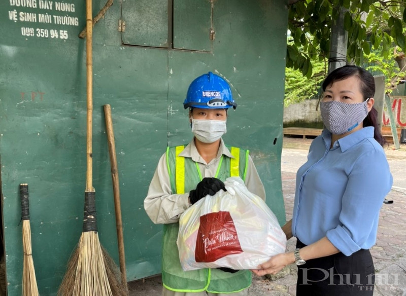 Hội LHPN quận Tây Hồ: Trao rặng 207 suất quà cho nữ công nhân môi trường - ảnh 4