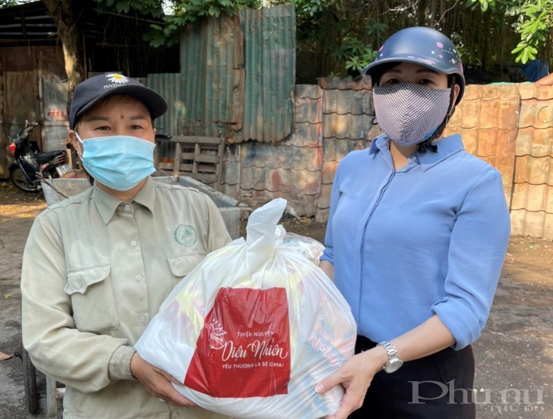 Hội LHPN quận Tây Hồ: Trao rặng 207 suất quà cho nữ công nhân môi trường - ảnh 3