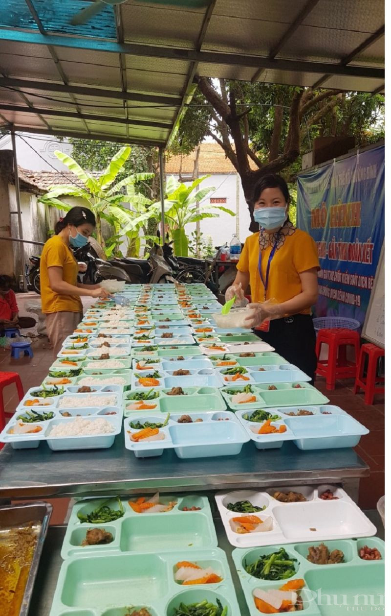 Chị em phụ nữ Đan Phượng tham gia chuẩn bị các suất ăn miễn phí