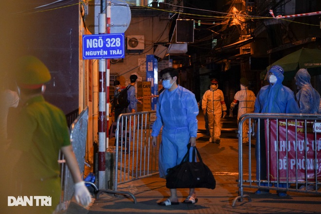 H&agrave; Nội di dời người d&acirc;n ra khỏi ổ dịch  phường Thanh Xu&acirc;n Trung.