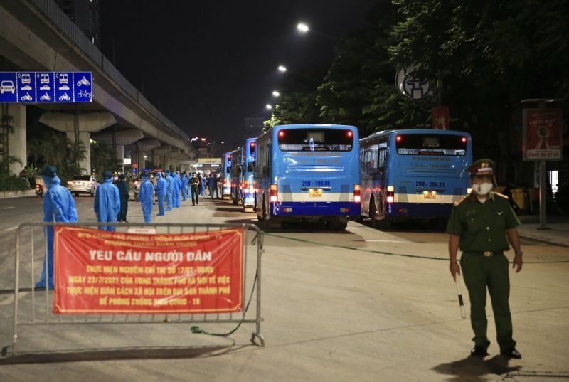Người dân được hỗ trợ phân luồng lên xe buýt, di chuyển đến ký túc xá Đại học FPT Người dân được hỗ trợ phân luồng lên xe buýt, di chuyển đến ký túc xá Đại học FPT
