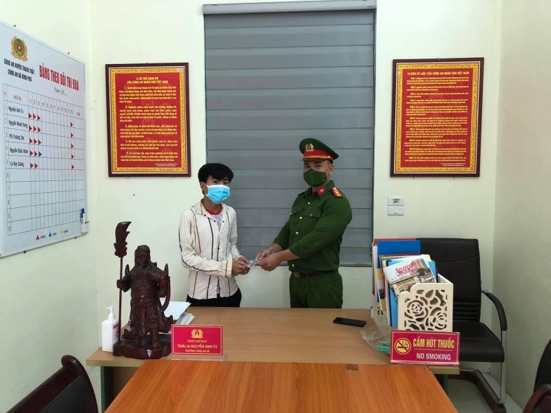 Ch&aacute;u Vừa A Ki&ecirc;n được l&atilde;nh đạo v&agrave; nh&acirc;n d&acirc;n huyện Thạch Thất gi&uacute;p đỡ tận t&igrave;nh