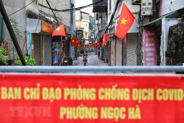 Một con ngõ nhỏ nằm trên đường Hoàng Hoa Thám, quận Ba Đình rợp cờ đỏ chào mừng 76 năm Quốc khánh 2/9. (Ảnh: Thành Đạt/TTXVN)