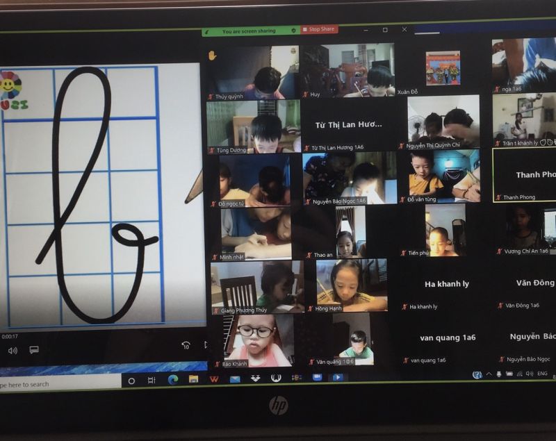 Học sinh lớp 1 trường tiểu học Liên Hiệp, Phúc Thọ được các cô giáo cho làm quen với con chữ theo hình thức trực tuyến với sự hỗ trợ của cha mẹ