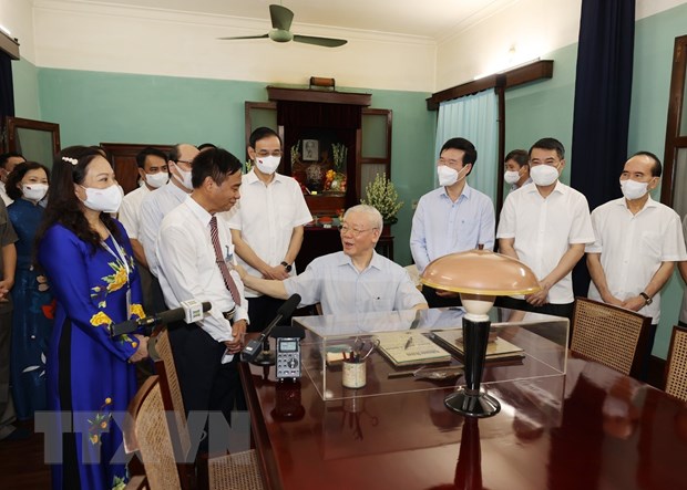 Tổng B&iacute; thư Nguyễn Ph&uacute; Trọng n&oacute;i chuyện với c&aacute;c đại biểu v&agrave; c&aacute;n bộ , nh&acirc;n vi&ecirc;n Khu Di t&iacute;ch Chủ tịch Hồ Ch&iacute; Minh tại Phủ Chủ tịch. Ảnh: TTXVN