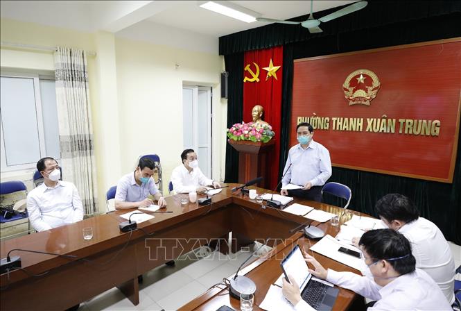 Sau khi kiểm tra c&aacute;c điểm n&oacute;ng về dịch COVID-19 tại H&agrave; Nội, tối 31/8/2021, tại điểm cầu phường Thanh Xu&acirc;n Trung, quận Thanh Xu&acirc;n, Thủ tướng Phạm Minh Ch&iacute;nh l&agrave;m việc trực tuyến với c&aacute;c x&atilde;, phường, thị trấn v&agrave; th&agrave;nh phố H&agrave; Nội về c&ocirc;ng t&aacute;c ph&ograve;ng, chống dịch COVID-19. Ảnh: Dương Giang/TTXVN