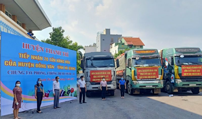 L&atilde;nh đạo huyện Thanh Tr&igrave; tiếp nhận n&ocirc;ng sản do c&aacute;n bộ v&agrave; nh&acirc;n d&acirc;n Đồng Văn, H&agrave; Giang trao tặng