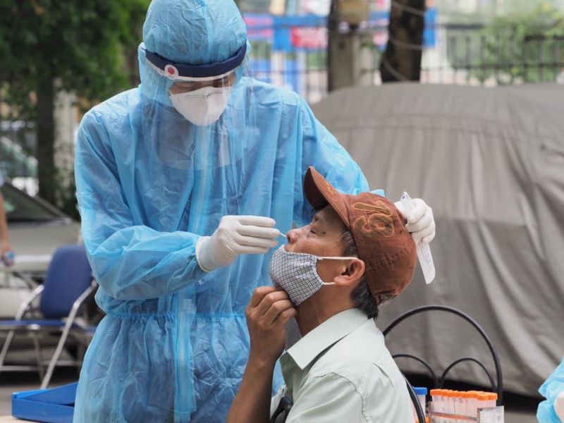 C&aacute;n bộ TYT phường Đ&ocirc;ng Ngạc lấy mẫu x&eacute;t nghiệm cho cư d&acirc;n trong khu chung cư Ecohome 2.