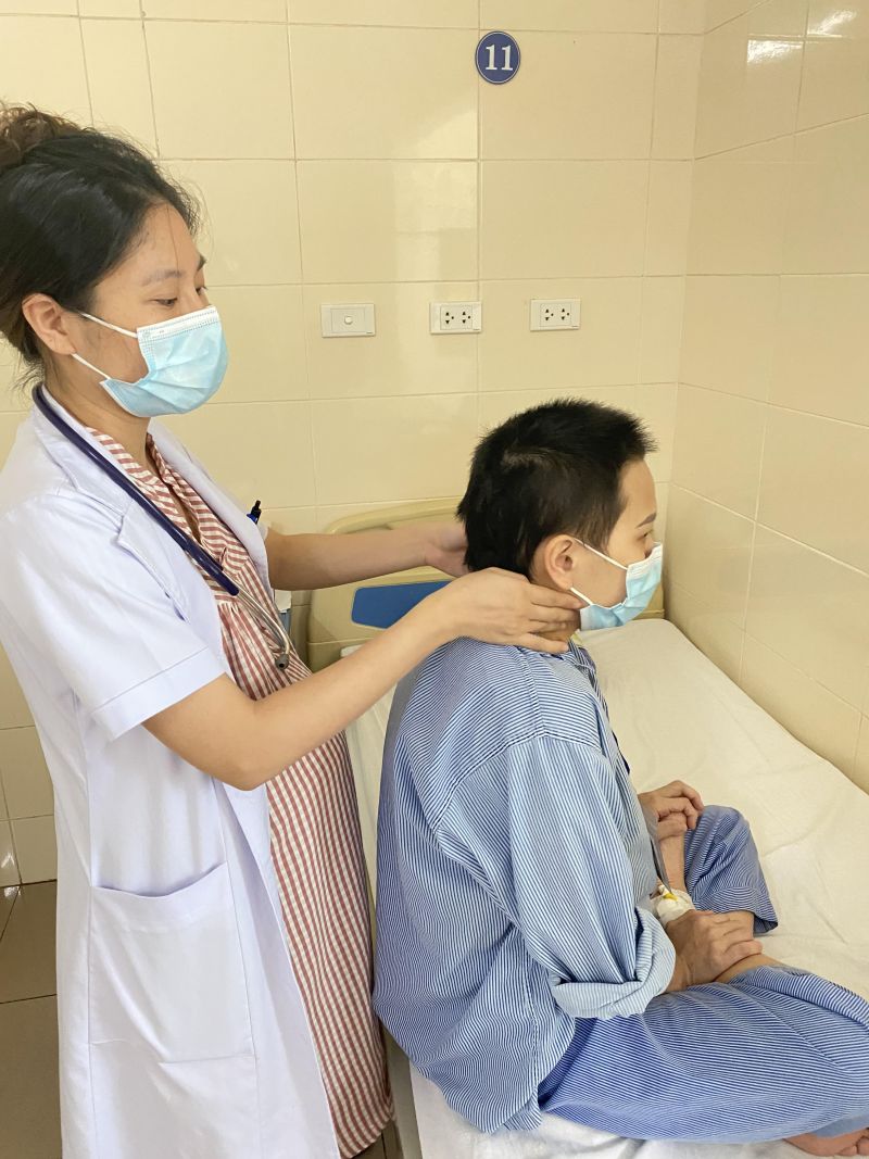 Chị P đang được ThS.BS Phạm Thị Thu Trang - khoa Nội 5 thăm kh&aacute;m Ảnh: BVCC