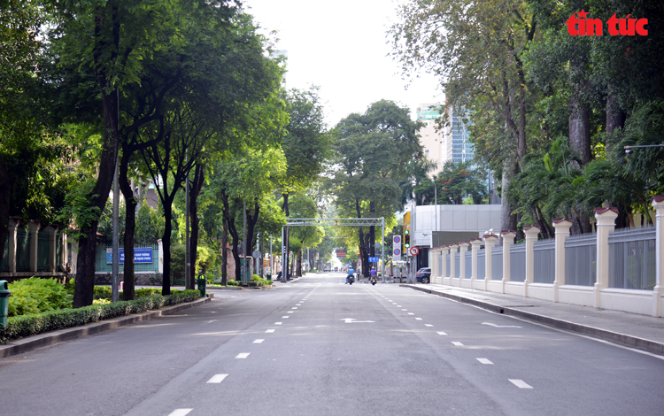 Người d&acirc;n tu&acirc;n thủ quy định ai ở đ&acirc;u ở y&ecirc;n đ&oacute;, kh&ocirc;ng ra đường nếu kh&ocirc;ng c&oacute; l&yacute; do cần thiết