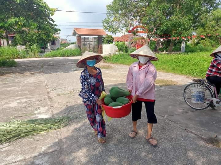 Người dân ủng hộ hơn 4 tấn rau củ tới người dân khu cách ly y tế ở quận Đống Đa - ảnh 2