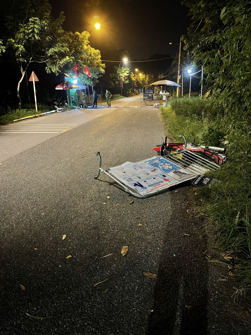 Đối tượng Đinh Tiến Bắc đã đâm xe vào rào cứng và một người đang điều khiển xe mô tô đi đường