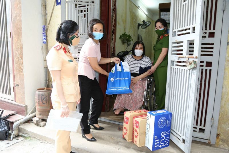 Chị Lại Hà Phương, Chủ tịch Hội LHPN quận Hà Đông thăm hỏi, tặng quà các gia đình người dân gặp khó khăn trên địa bàn quận