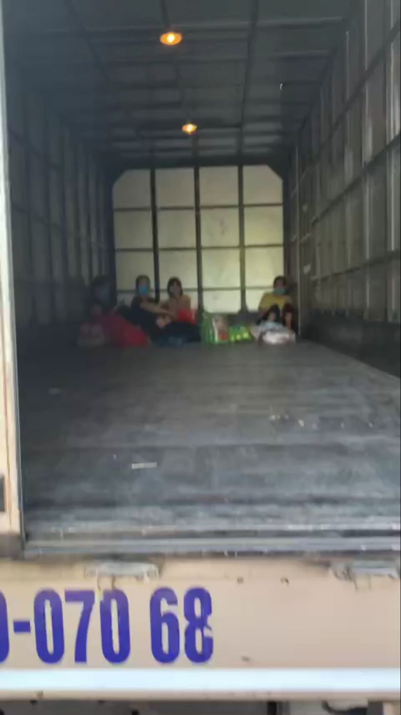 4 nữ công nhân trốn trong thùng xe tải luồng xanh đi làm