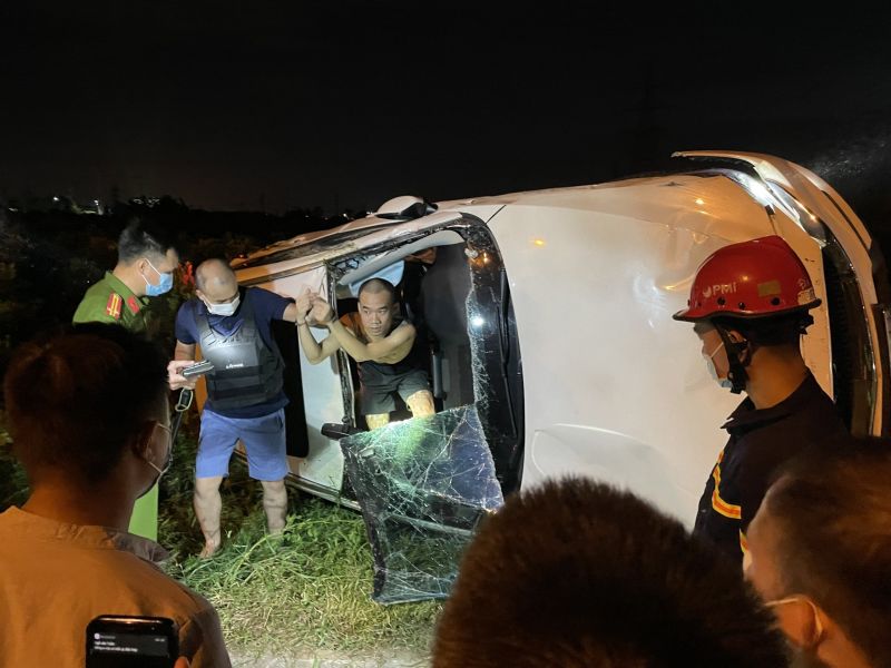 Lực lượng chức năng đưa đối tượng Đinh Tiến Bắc ra khỏi xe