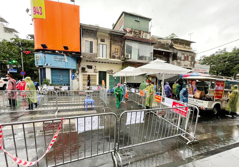 Chốt kiểm soát tại phố Nguyễn Khuyến (phường Văn Miếu).