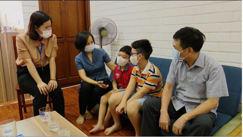 Hội LHPN quận Hà Đông đã phối hợp với Hội LHPN các phường trên địa bàn đến thăm hỏi, động viên người thân và con em của các cán bộ đi chống dịch