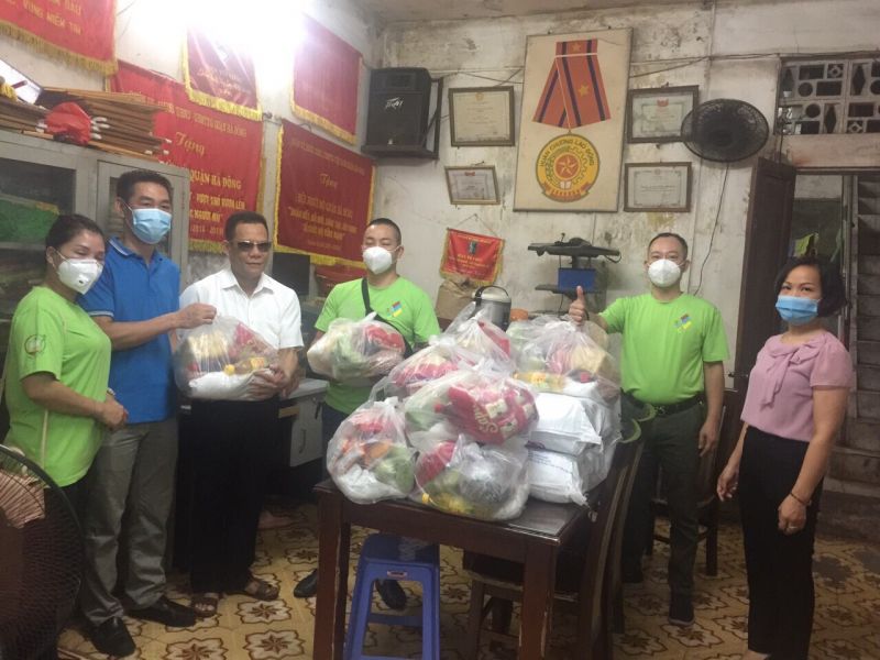 Hội LHPN quận tặng quà, nhu yếu phẩm hỗ trợ các hoàn cảnh khó khăn