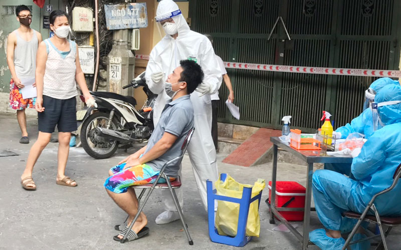 Trung tâm Y tế quận Thanh Xuân xét nghiệm cho người dân.
